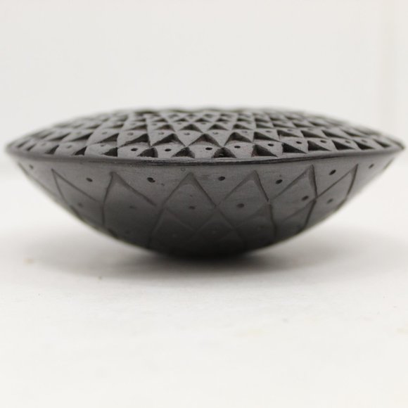 Mata Ortiz Graphite Flying Saucer Pot by Lucia Quezada - Picture 1 of 5